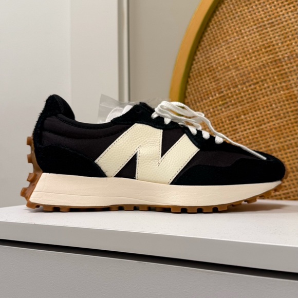 New Balance 327 Sneakers in Black color - Picture 1 of 8